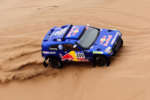 VIDEO: Cursus afsnijden, Sainz en Al-Attiyah rijden elkaar van de sokken